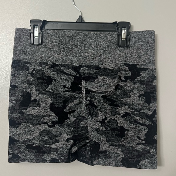 SHEIN camo scrunch workout shorts set (4 total). Size medium - Picture 3 of 10